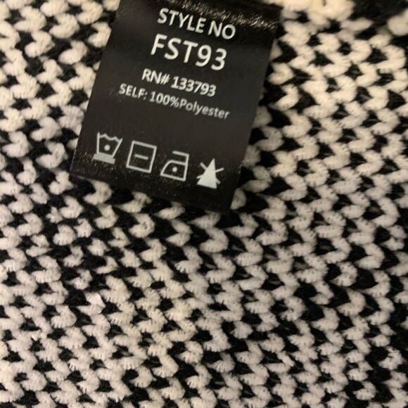 POL Black and White Geometric Cardigan - Picture 5 of 7